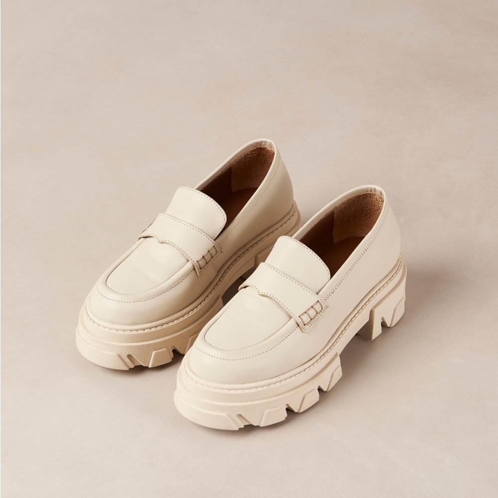 NWOT Alohas Trailblazer Loafers Cream size 38 never worn